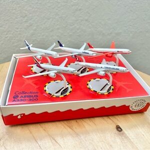 Rare Kinder Surprise Collection 2016 AIRBUS SAS A330-3005 5 Airplane Disp